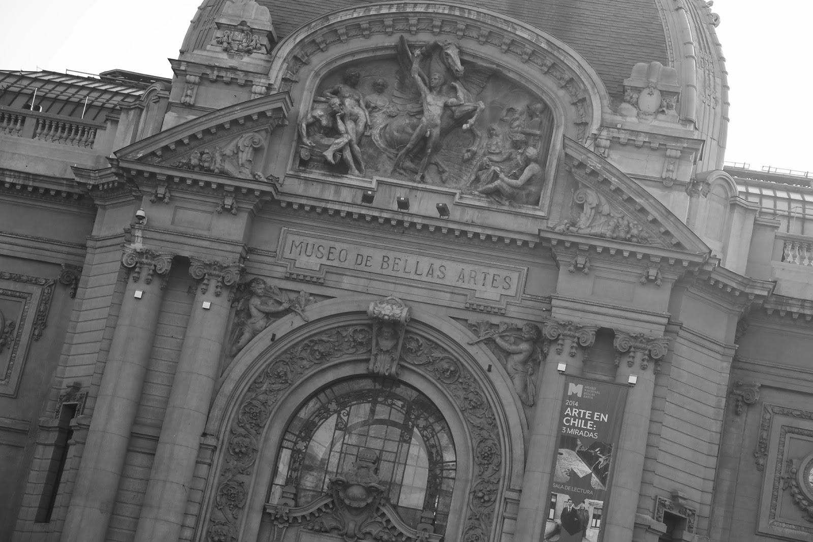 Façade sculptée en noir et blanc