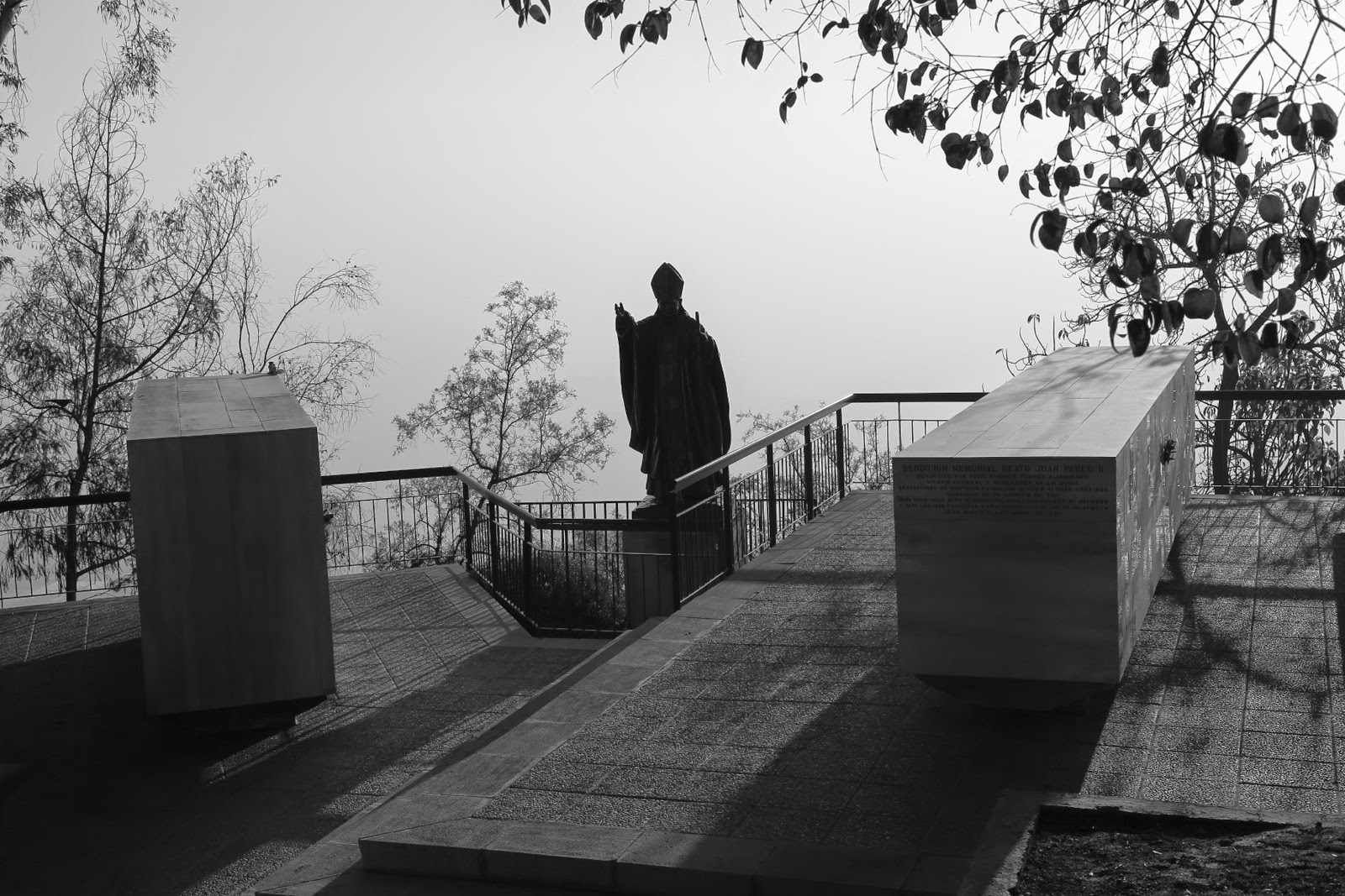 Statue de Jean-Paul II en noir et blanc