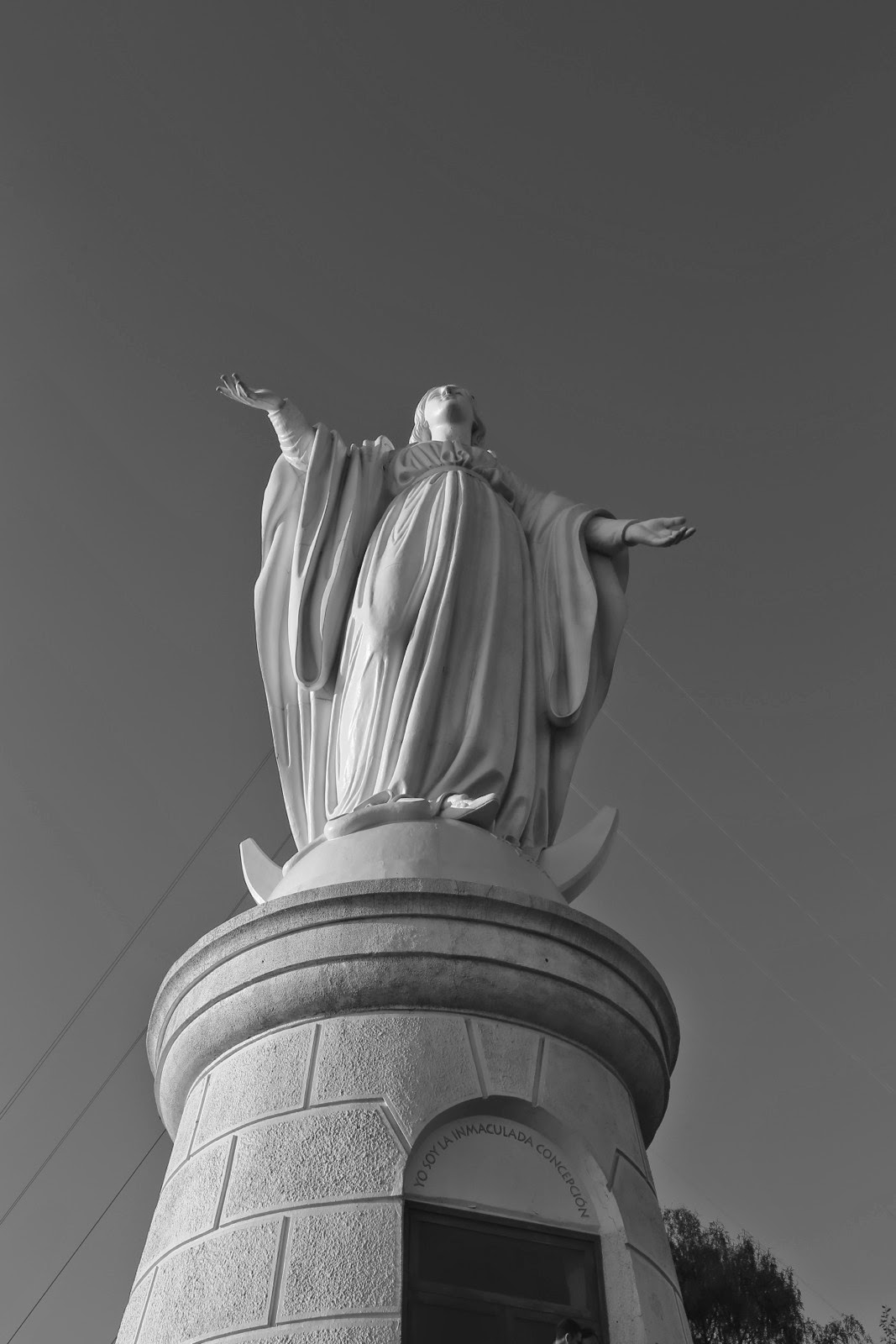 Statue de la Vierge en noir et blanc