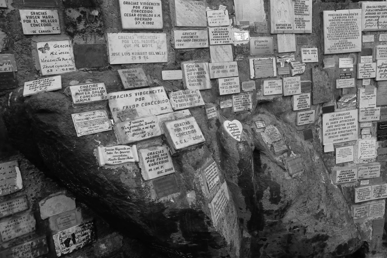 Plaques votives en noir et blanc