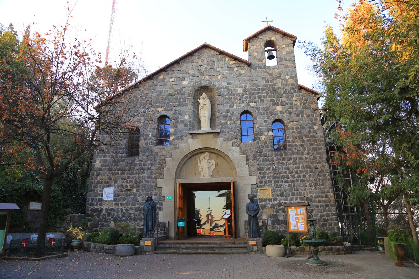 Chapelle en pierre au sommet