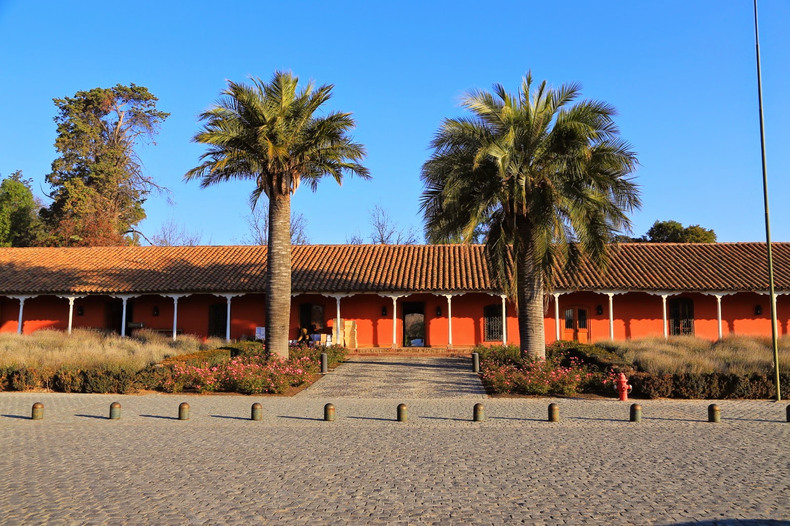 Bâtiment colonial et palmiers à Santa Rita