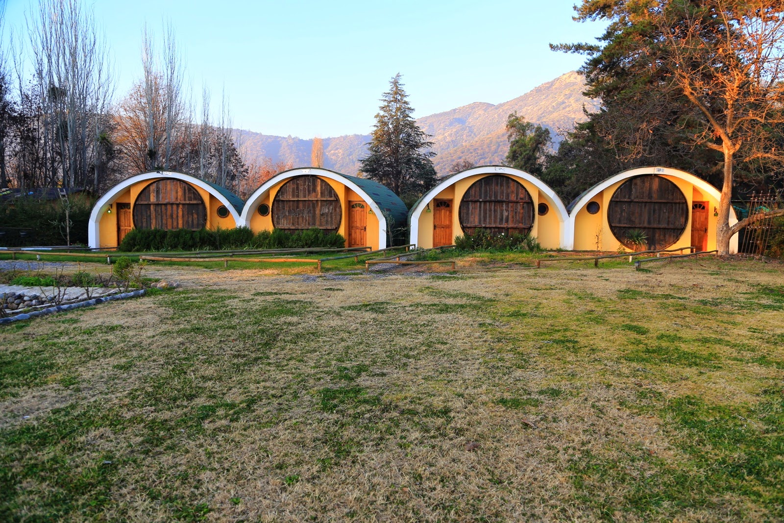 Chambres-tonneaux dans le jardin de l’hôtel