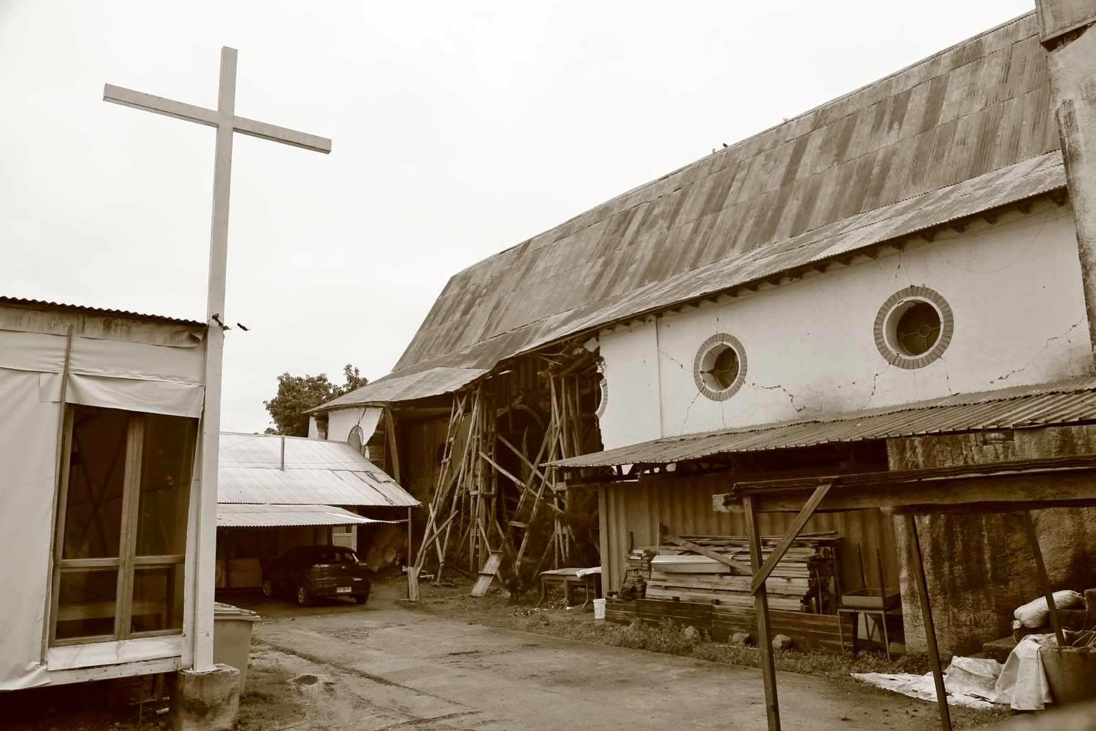 Église en ruine après le séisme, en sépia