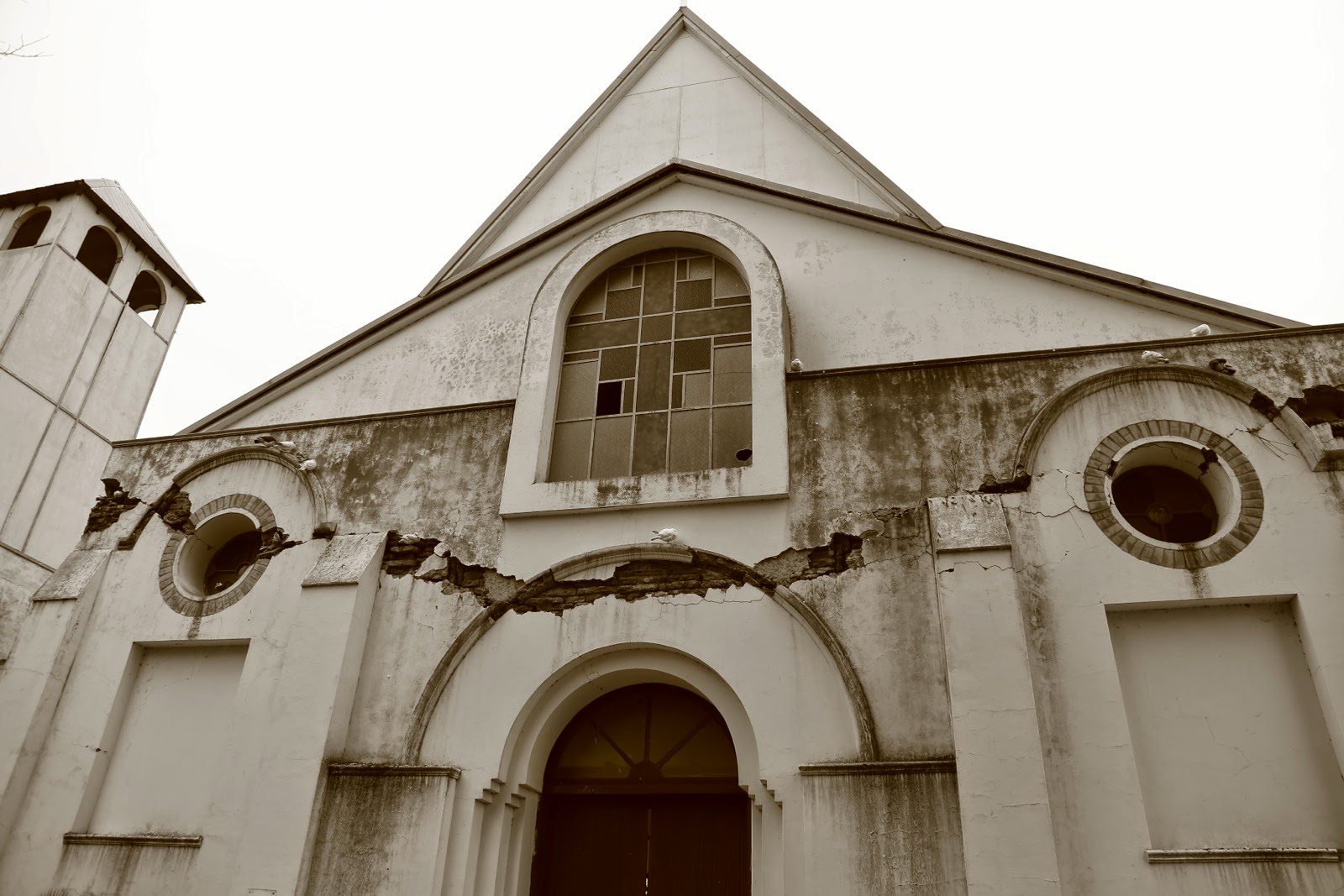 Façade d’église en sépia