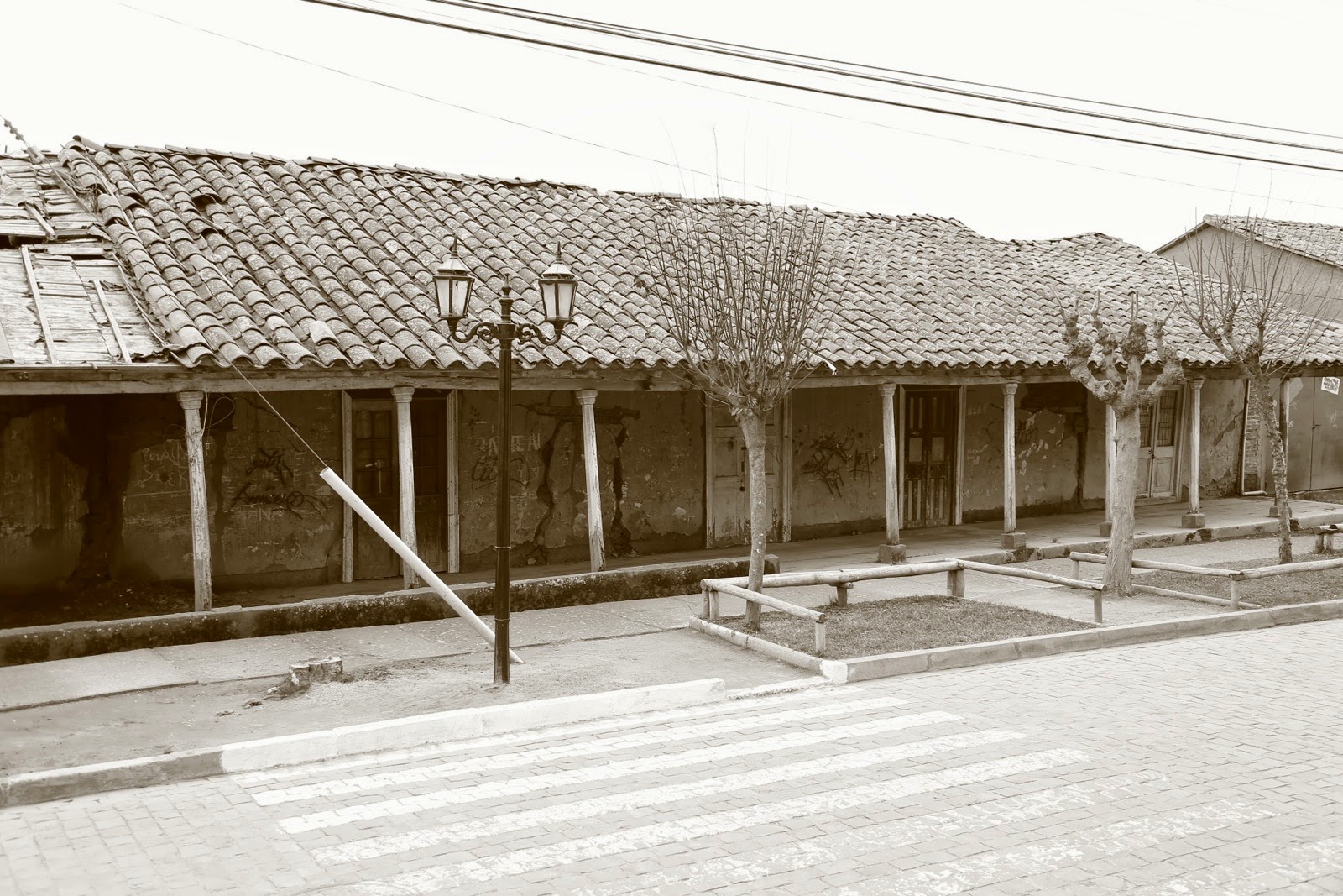 Maisons à auvent en sépia
