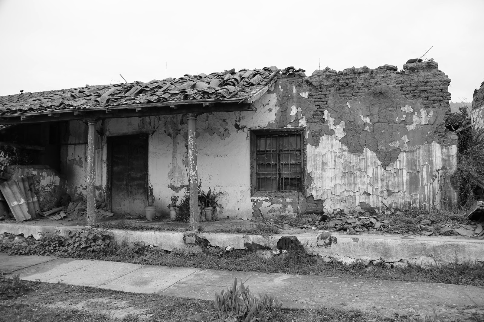 Maison en ruine en noir et blanc