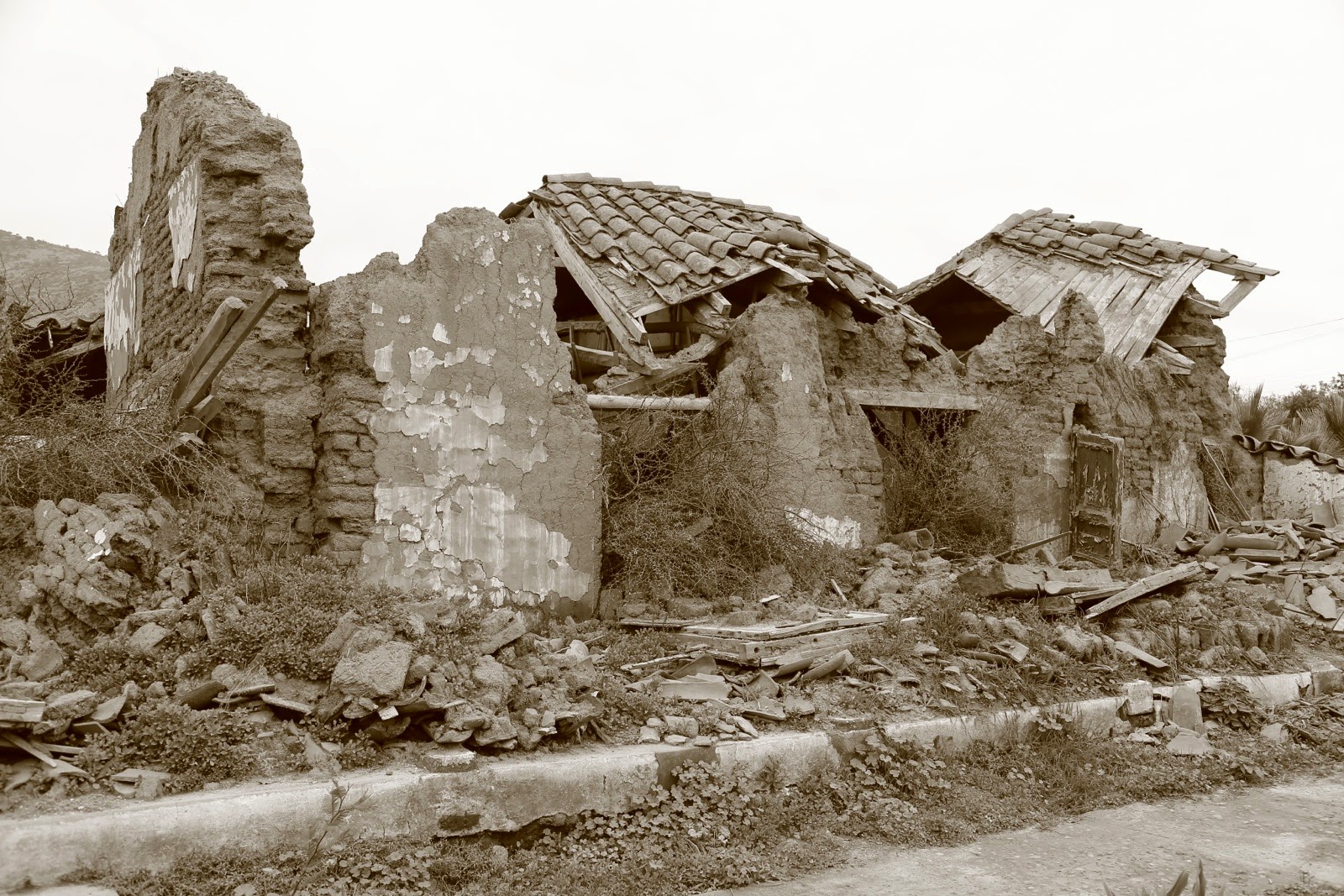 Maison effondrée en sépia