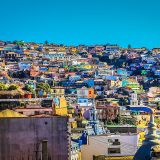Maisons colorées accrochées aux collines de Valparaíso
