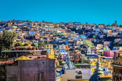 Maisons colorées accrochées aux collines de Valparaíso