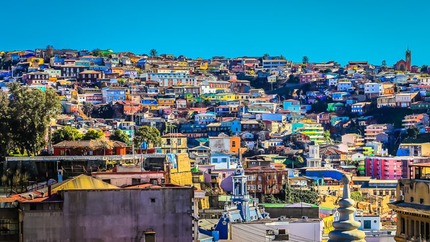 Maisons colorées accrochées aux collines de Valparaíso
