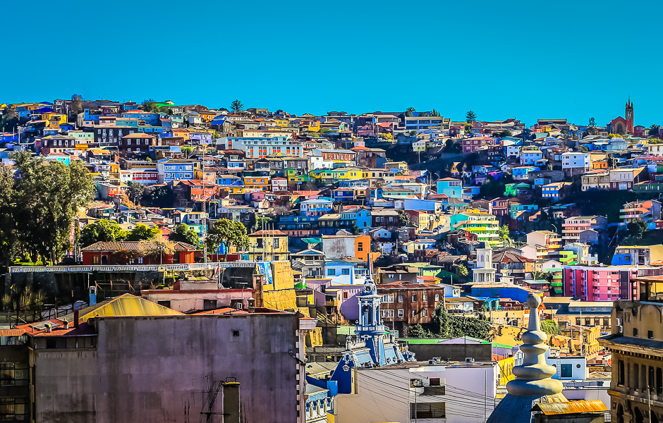 Maisons colorées accrochées aux collines de Valparaíso