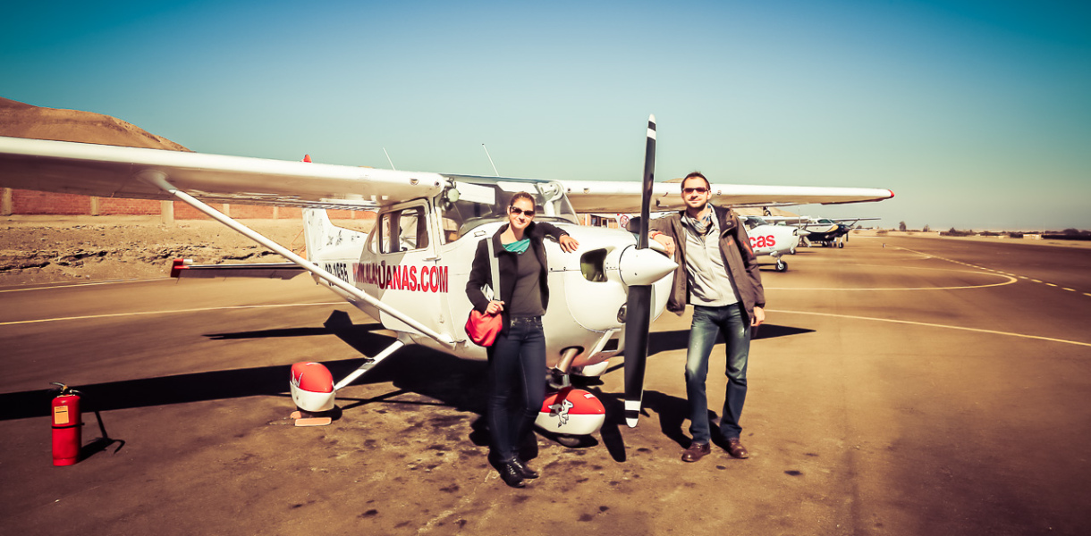 Devant le petit avion avant le survol des lignes de Nazca