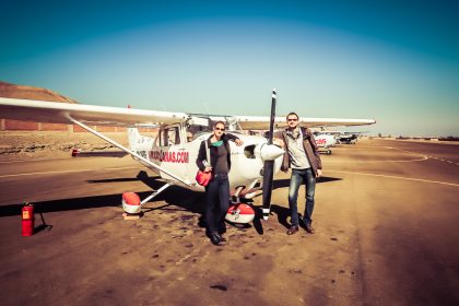 Devant le petit avion avant le survol des lignes de Nazca
