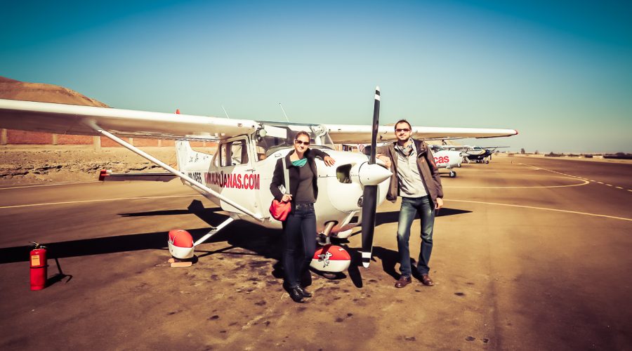 Devant le petit avion avant le survol des lignes de Nazca