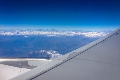 Mer de nuages vue d’avion avant l’atterrissage à Lima