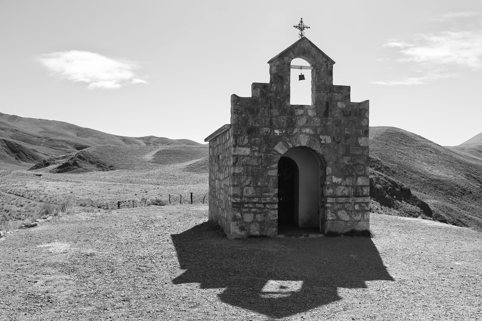 Chapelle de la Piedra del Molino en noir et blanc