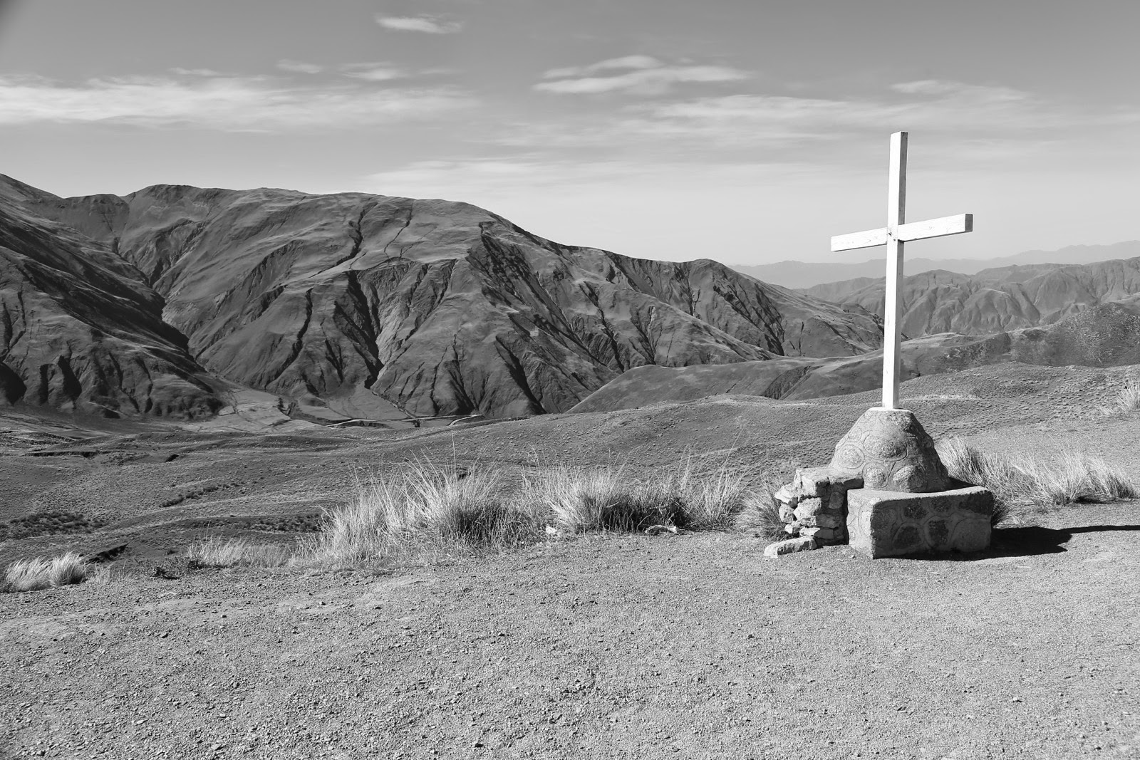 Croix blanche au sommet du col en noir et blanc
