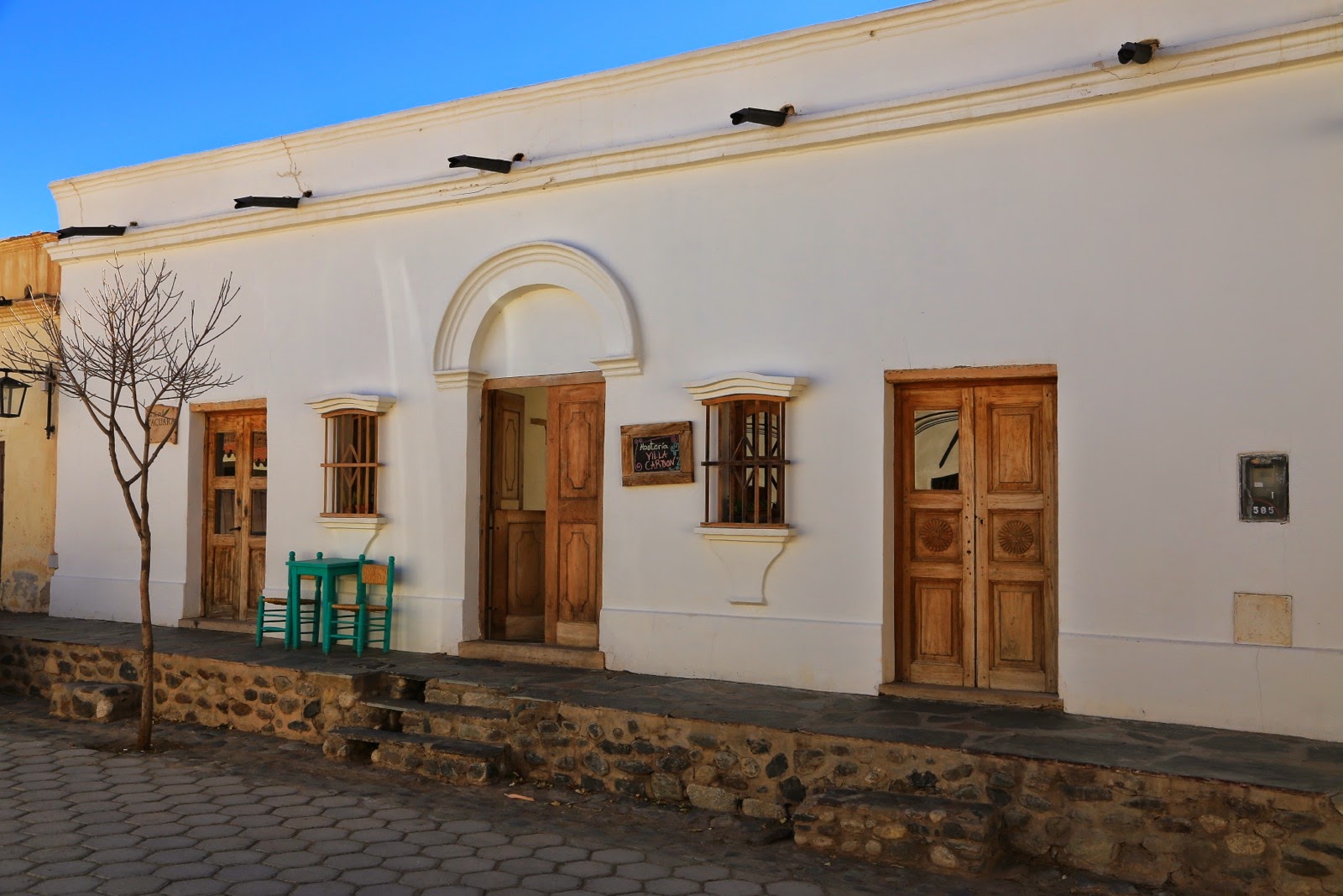 Façade blanche de notre hosteria