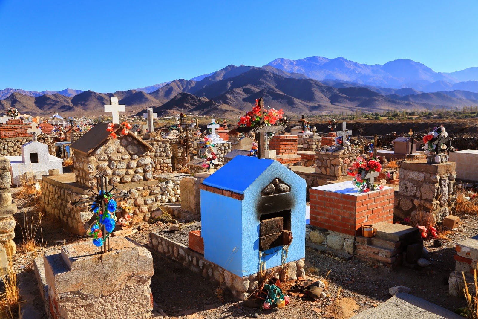 Tombes colorées du cimetière de Cachi