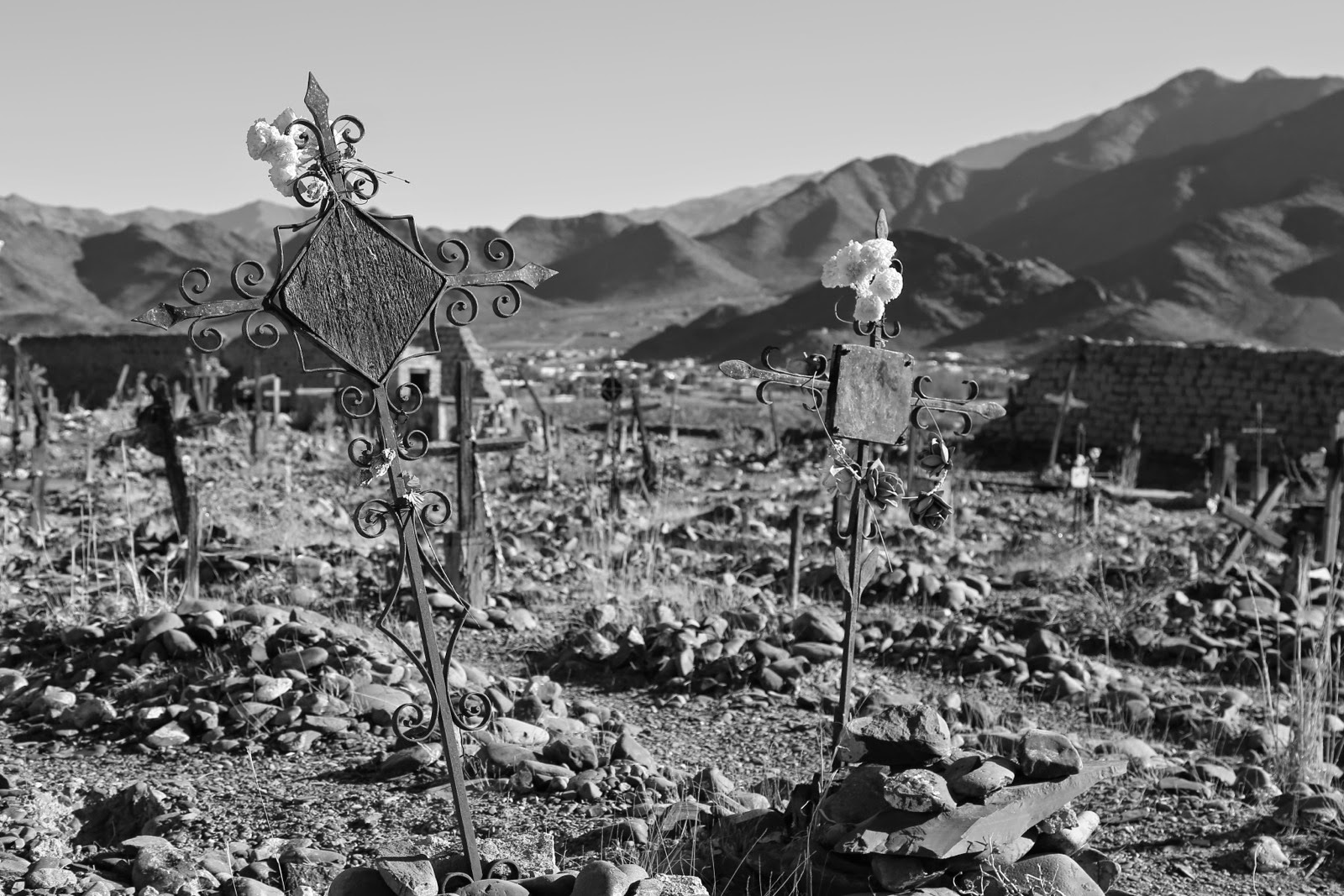 Cimetière de Cachi en noir et blanc