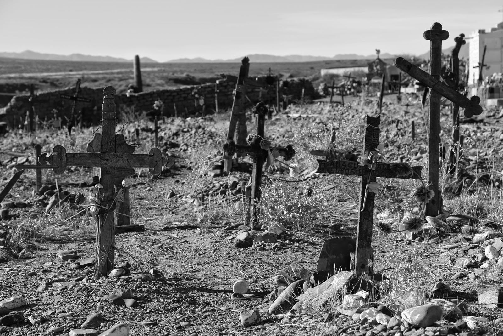 Croix en bois en noir et blanc