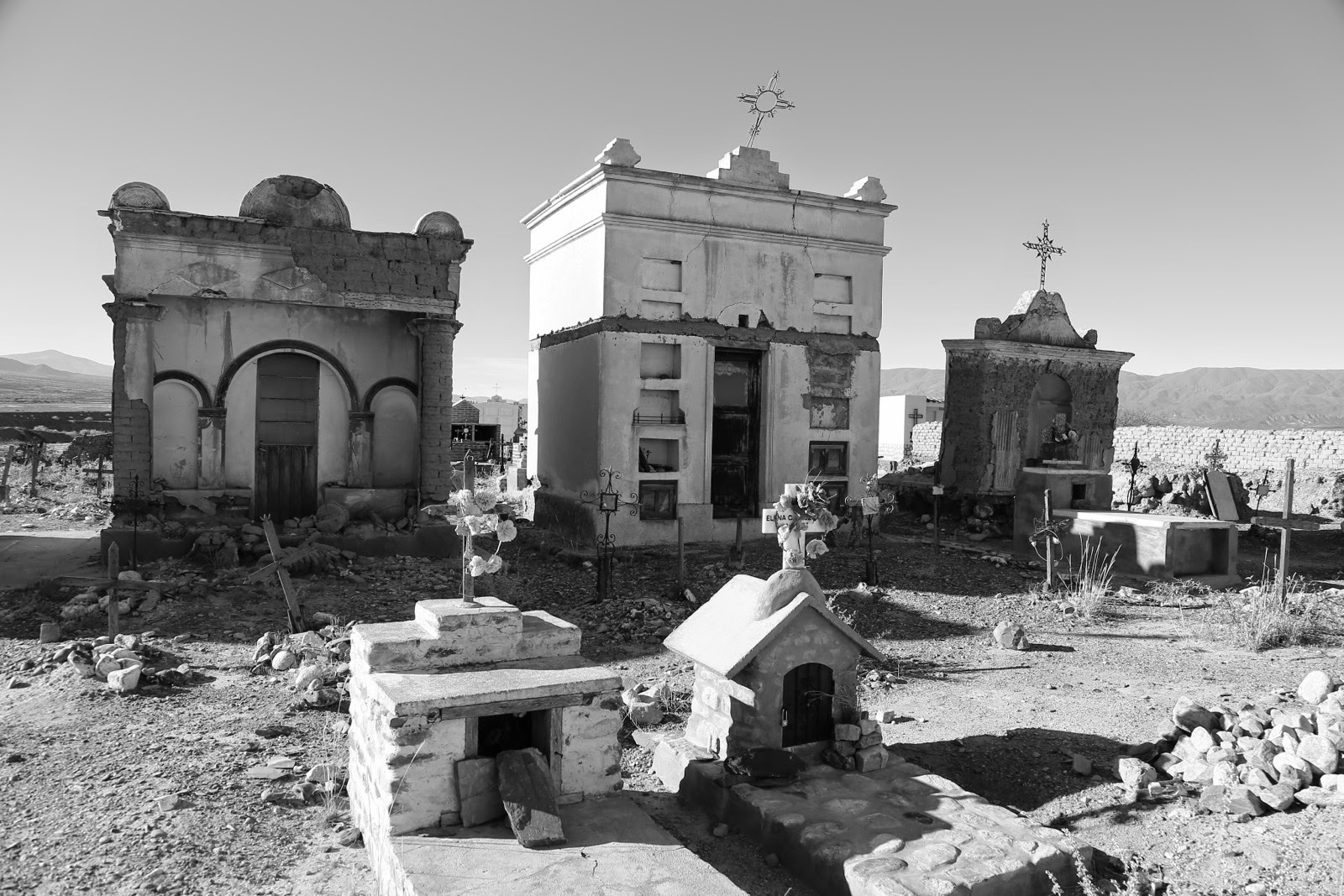 Caveaux familiaux en noir et blanc
