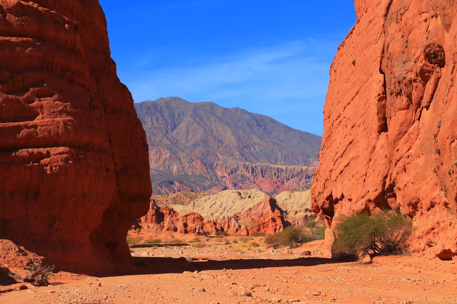 Rochers rouges et route