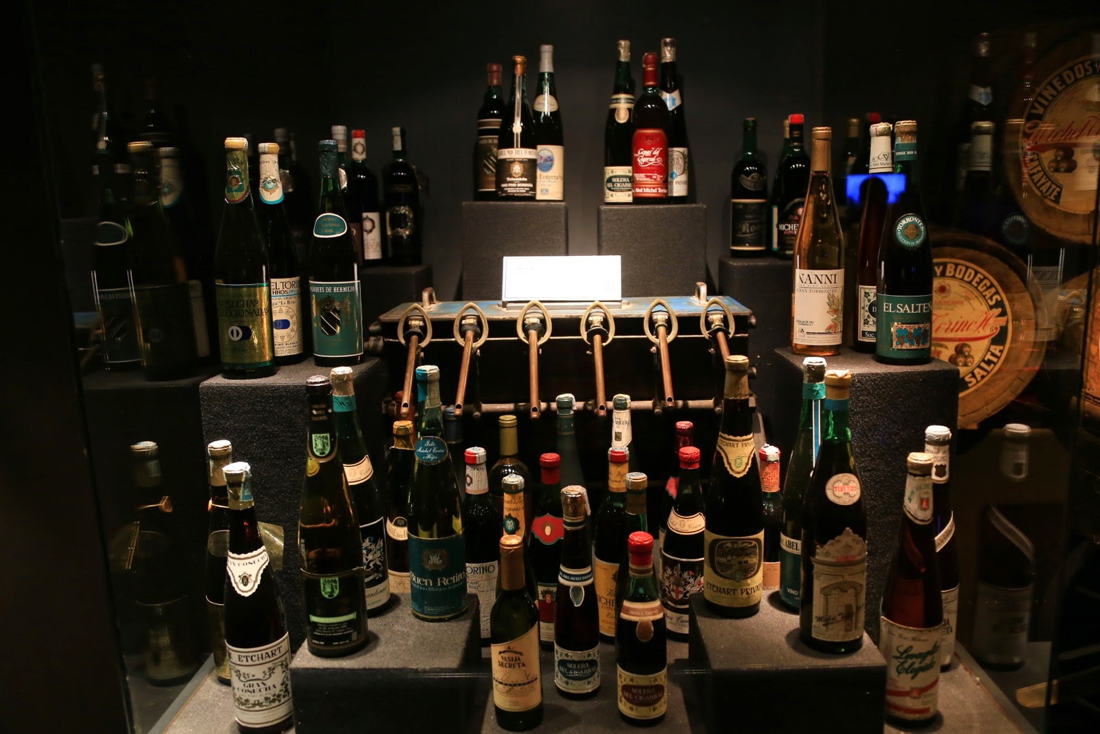 Bouteilles exposées au musée du vin