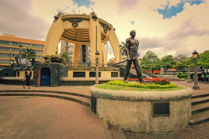 Monument et statue sur une place de San José