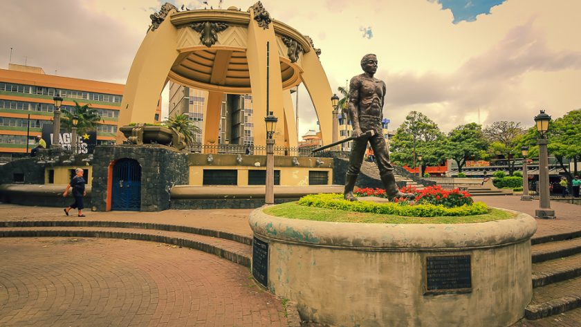 Monument et statue sur une place de San José