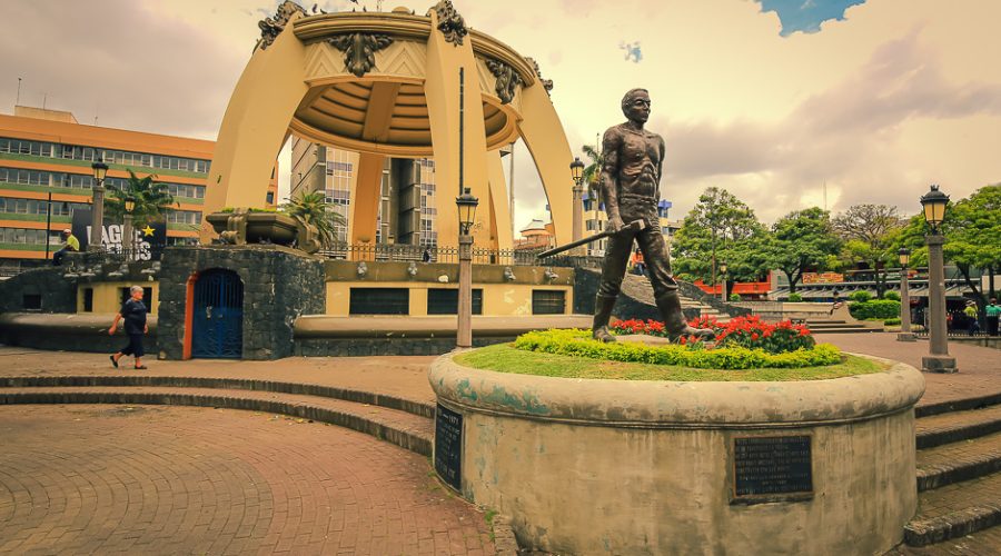 Monument et statue sur une place de San José