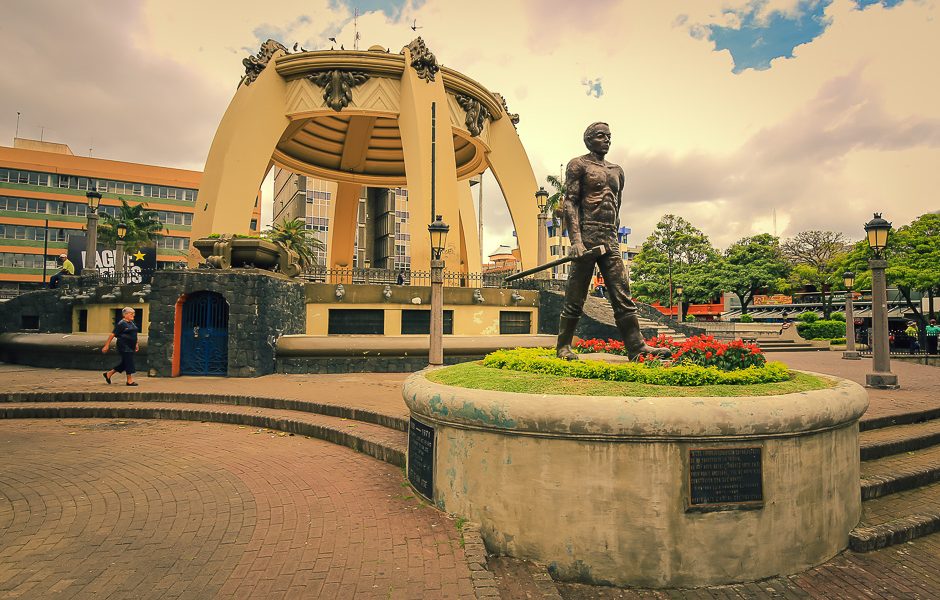 Monument et statue sur une place de San José