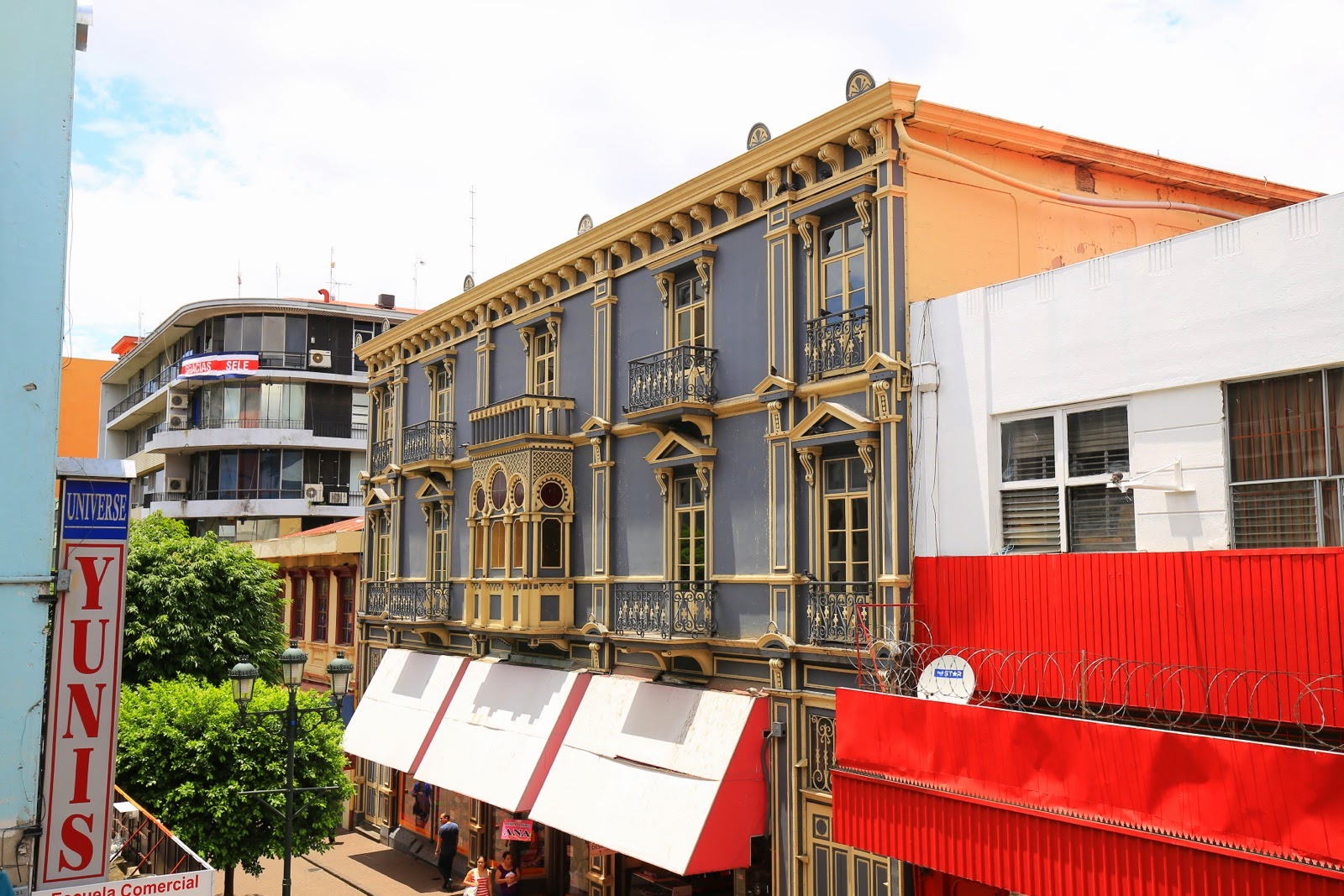 Un immeuble coloré du centre de San José