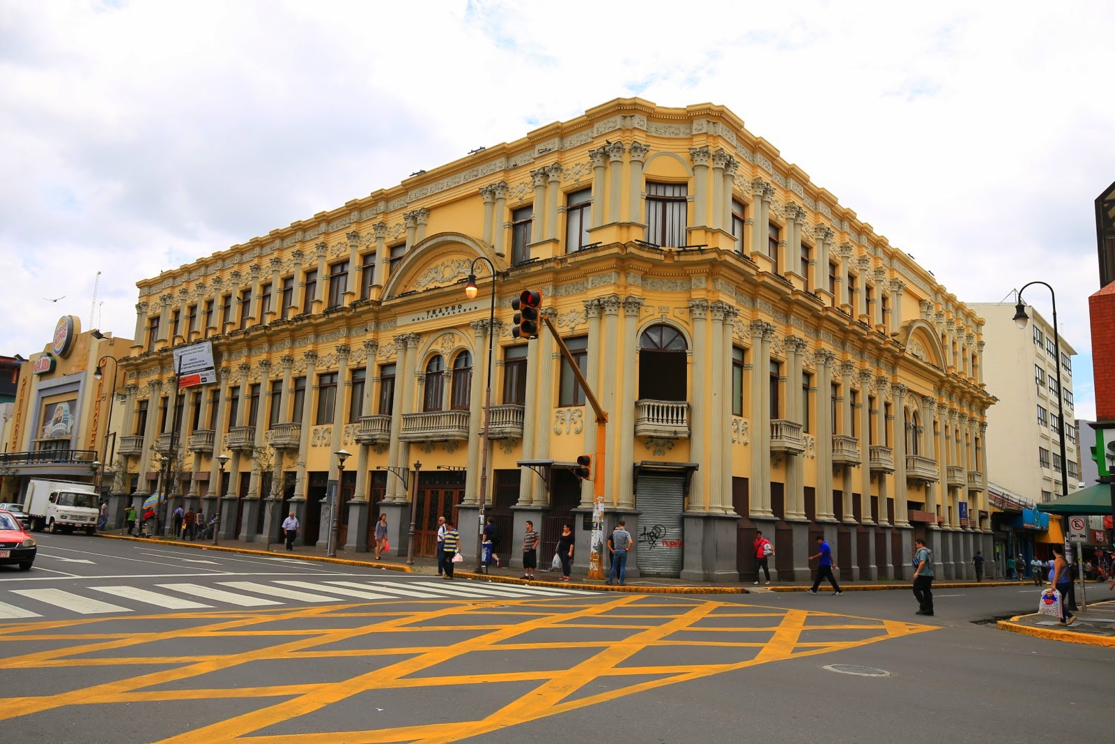 Un bel édifice jaune à l’angle d’une rue du centre