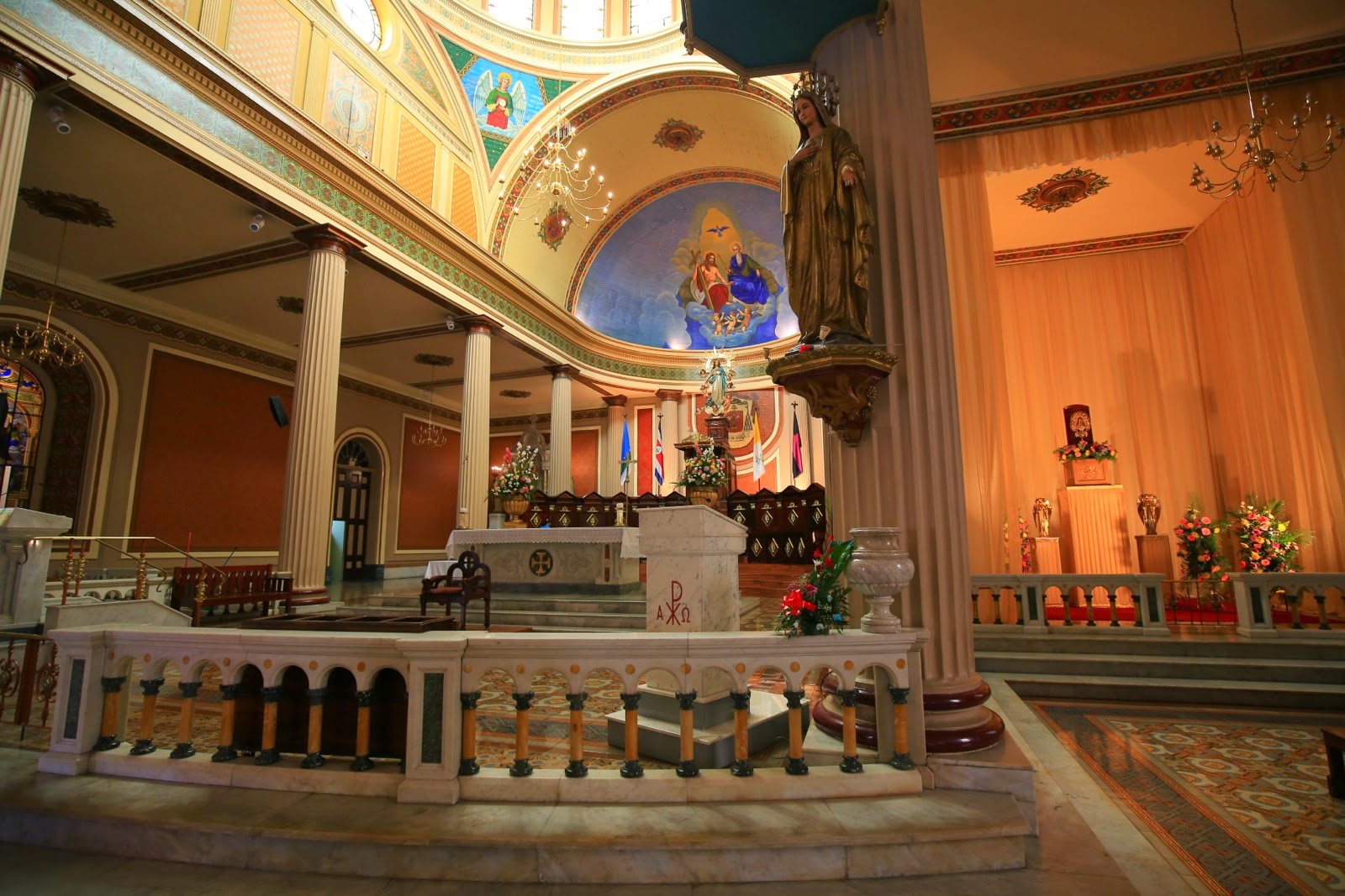Une chapelle richement décorée dans la cathédrale