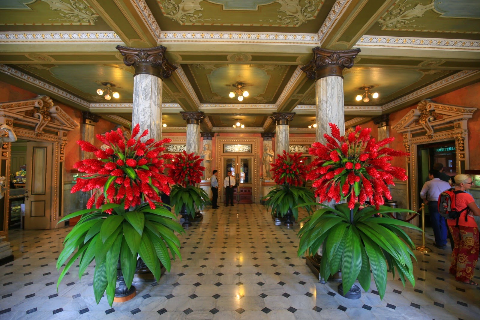 Le hall du Teatro Nacional orné de poinsettias