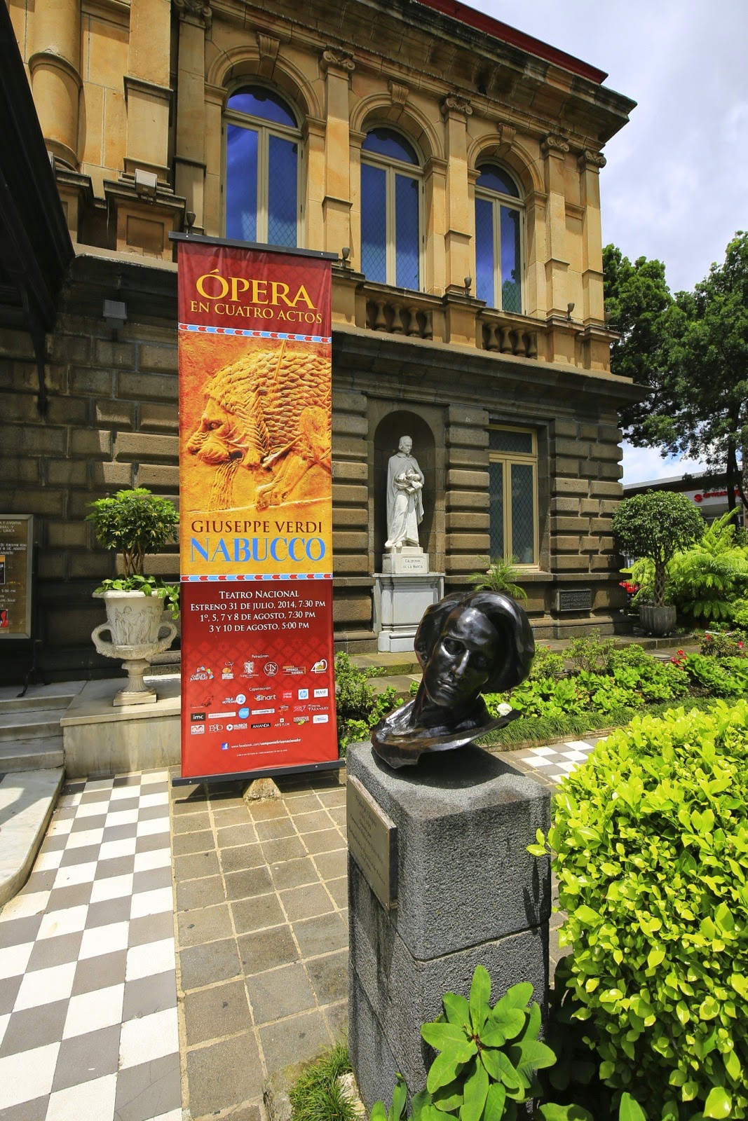 Affiche de l’opéra Nabucco devant le Teatro Nacional