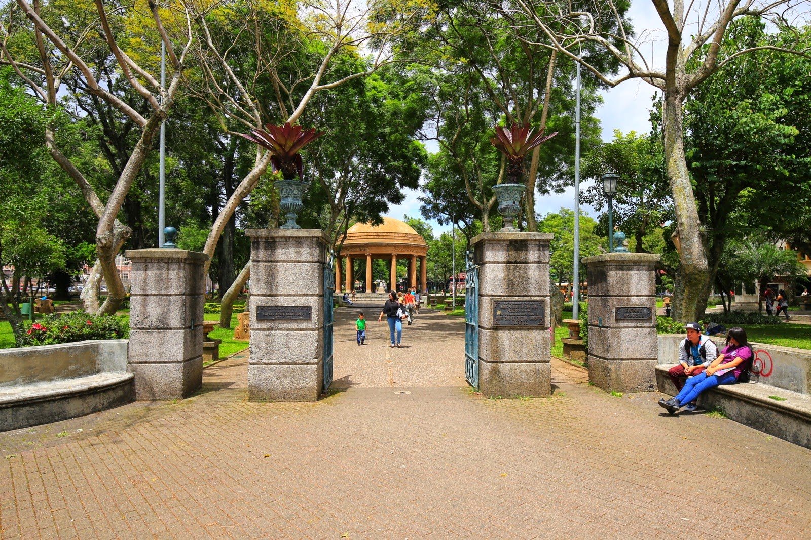 L’entrée d’un parc arboré du centre-ville