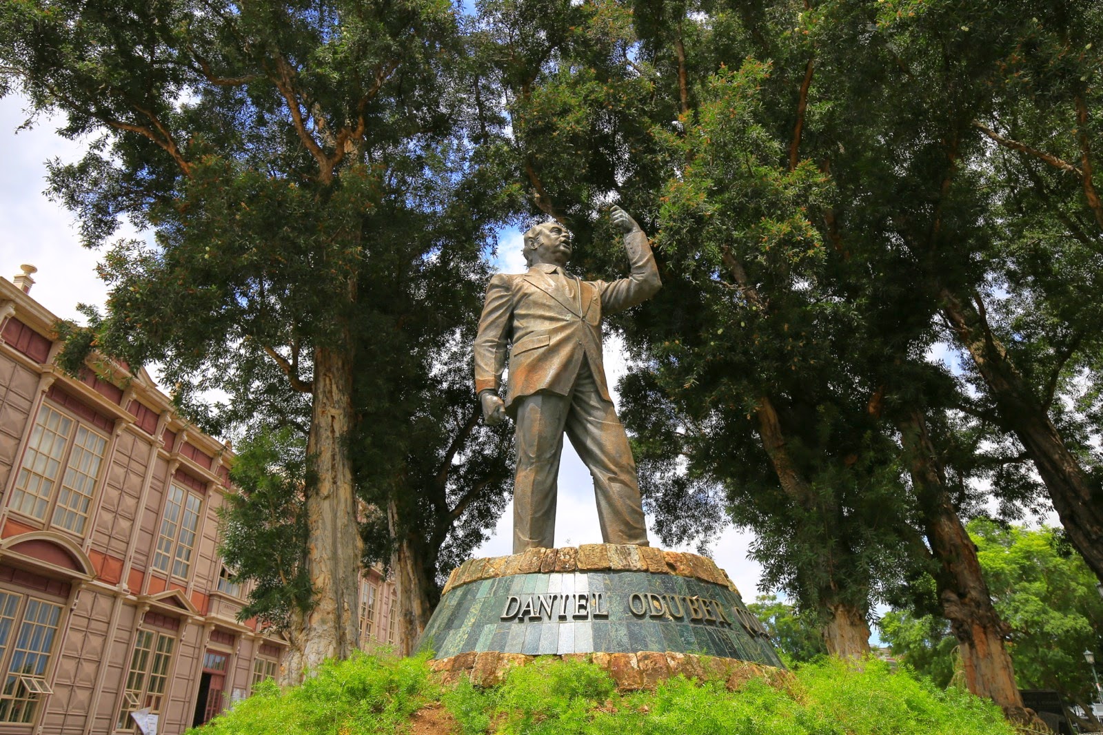 Une statue entourée d’arbres dans un parc de San José