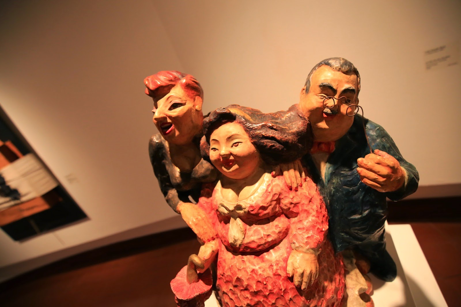 Une sculpture colorée exposée au musée