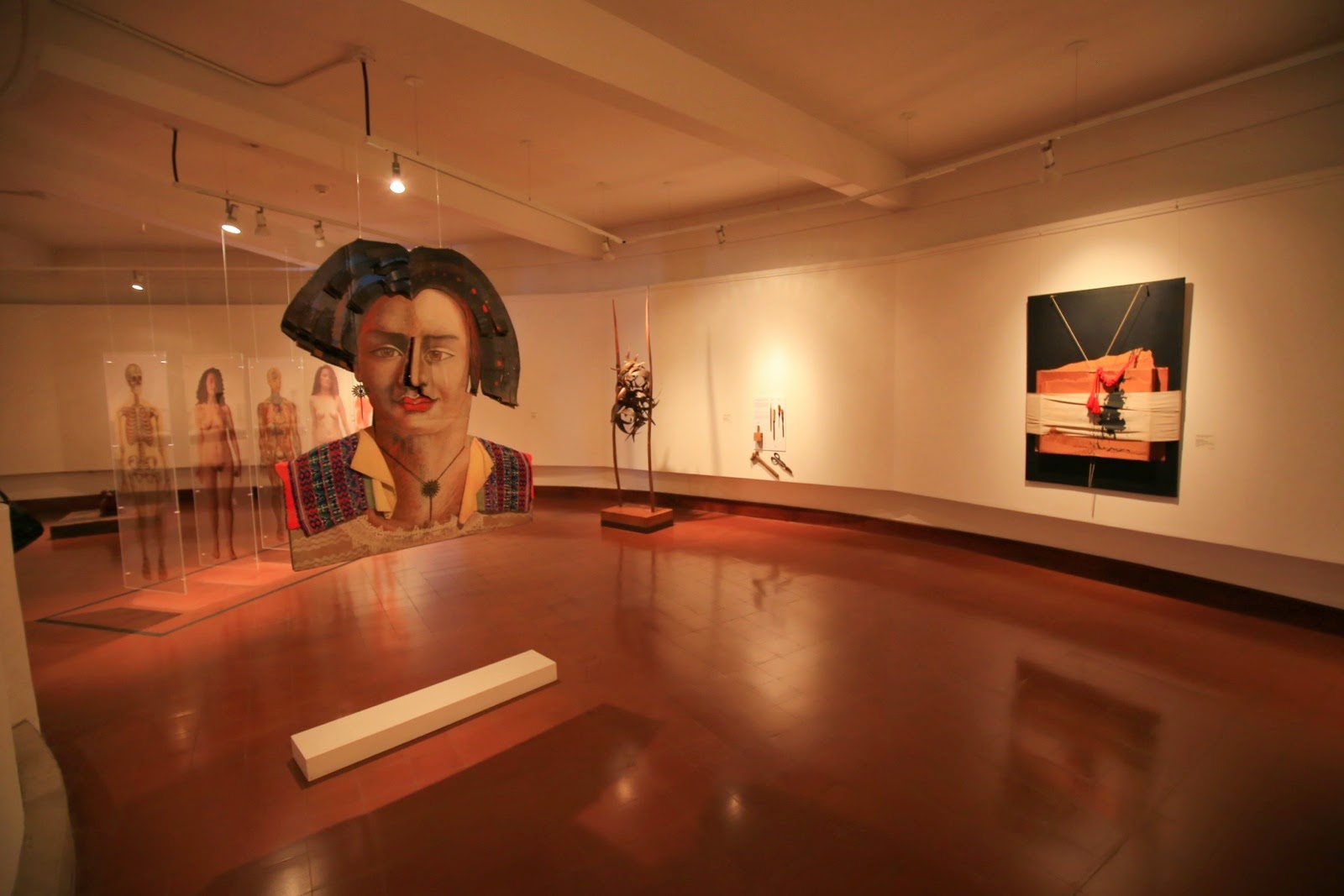 Une salle du musée et ses œuvres contemporaines