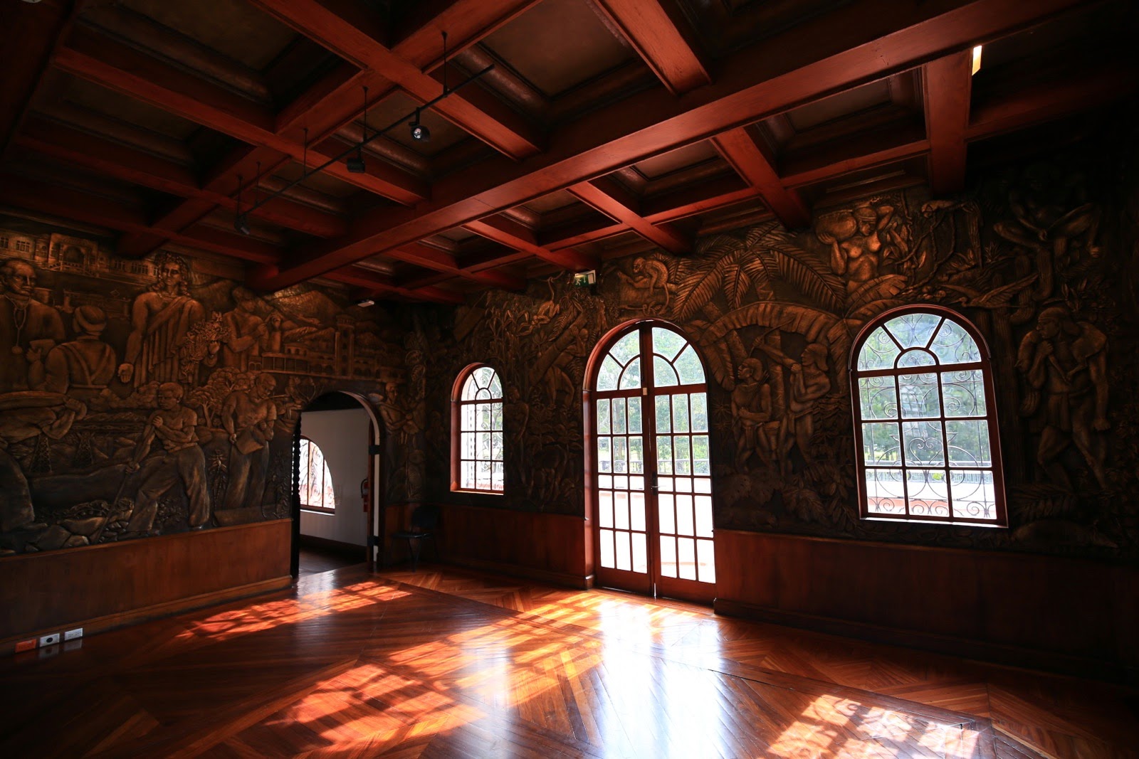 Une salle aux murs sculptés et au plafond en bois