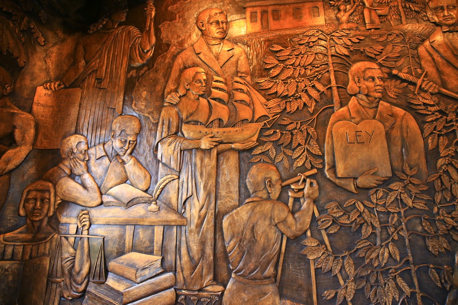 Les bas-reliefs dorés du Salón Dorado