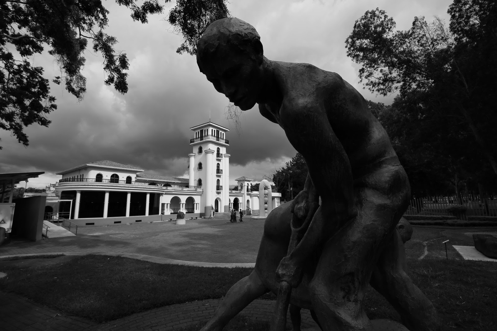Statue devant l’ancien aéroport de La Sabana, en noir et blanc