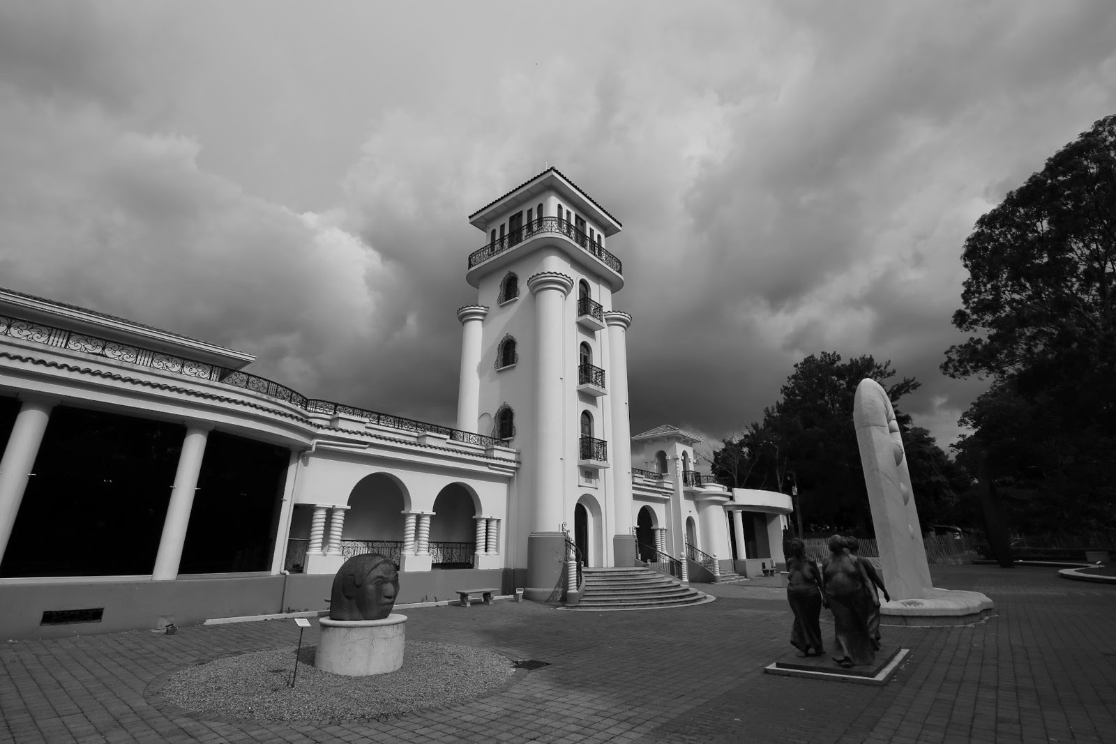 La tour de contrôle de l’ancien aéroport, en noir et blanc