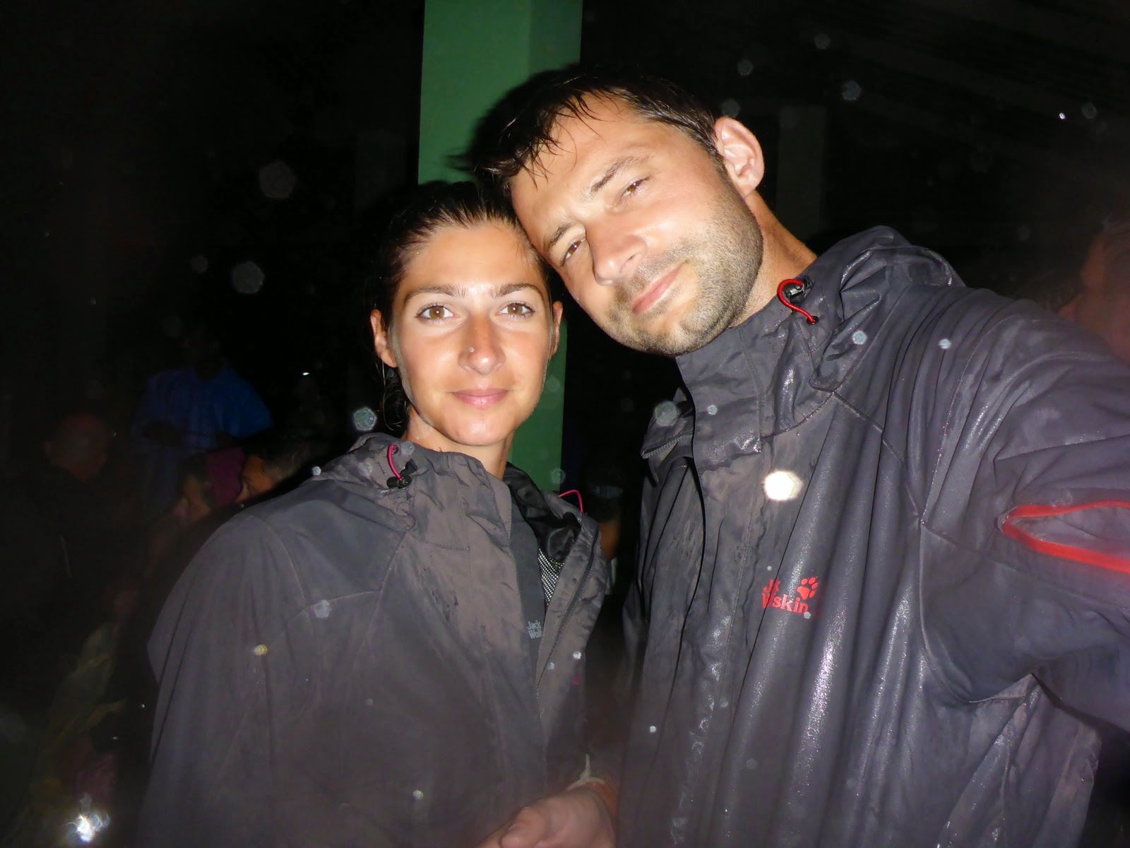 Un couple en veste de pluie, de retour de la ponte des tortues