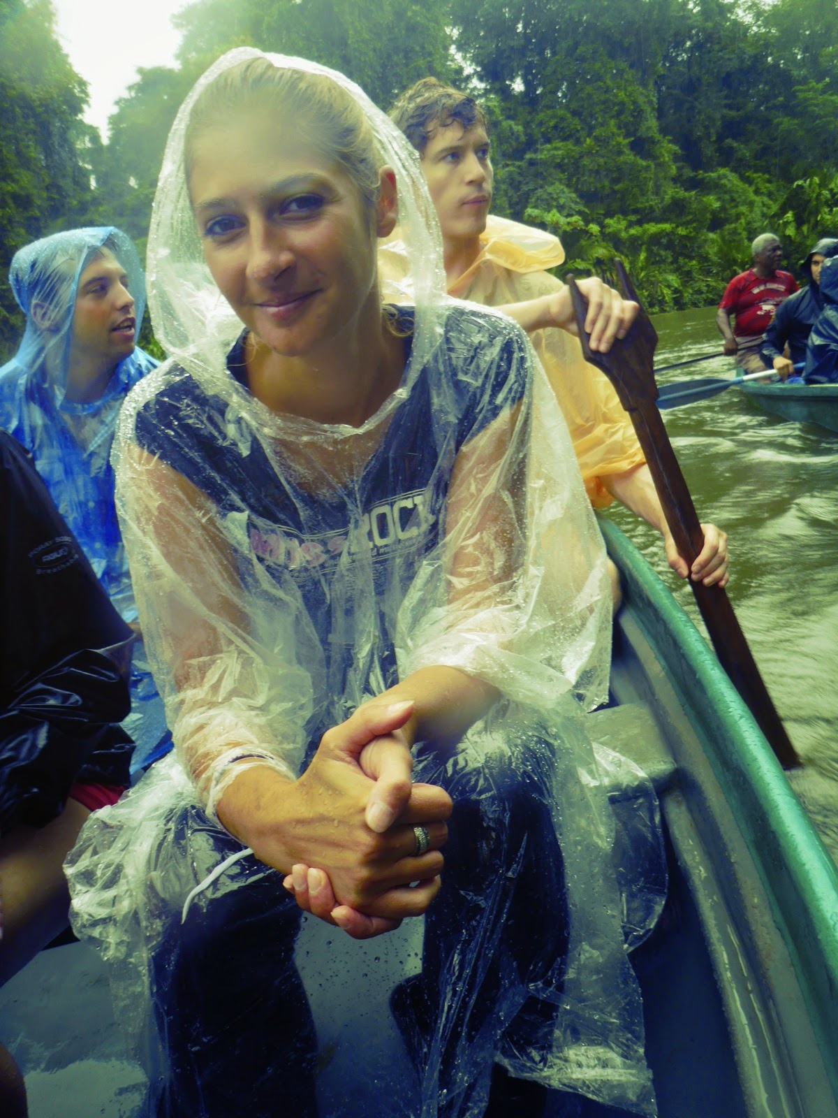 En poncho transparent dans le canoë