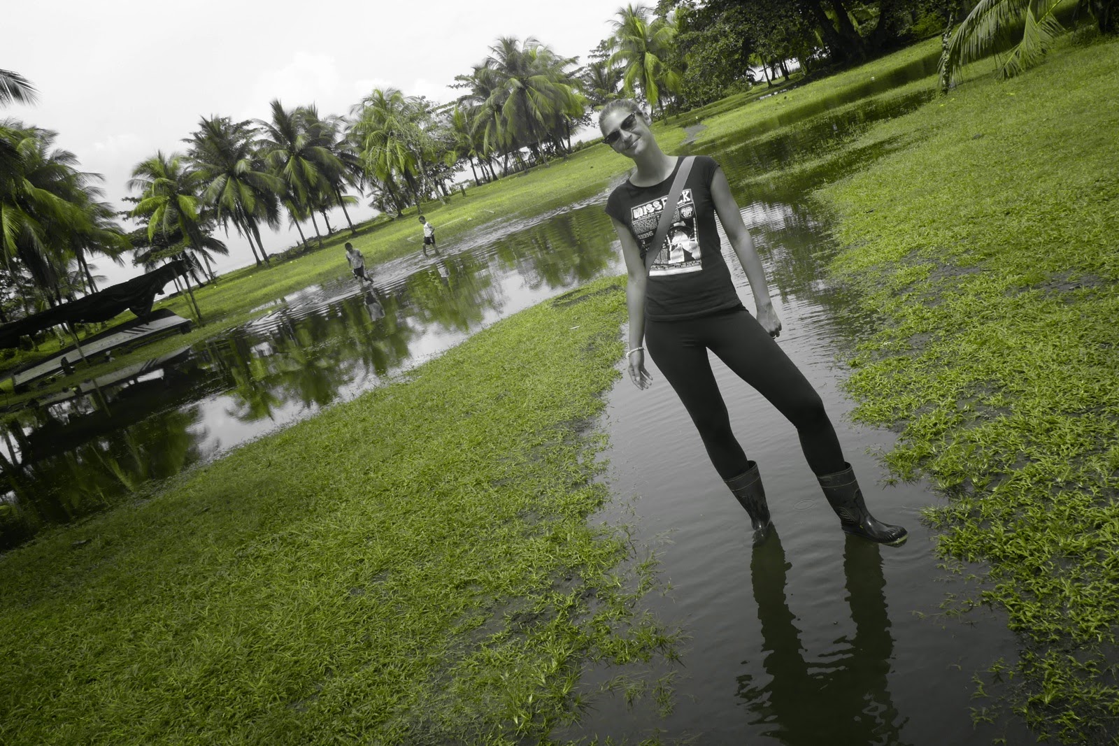 Une marche en bottes dans un champ inondé de Tortuguero Village
