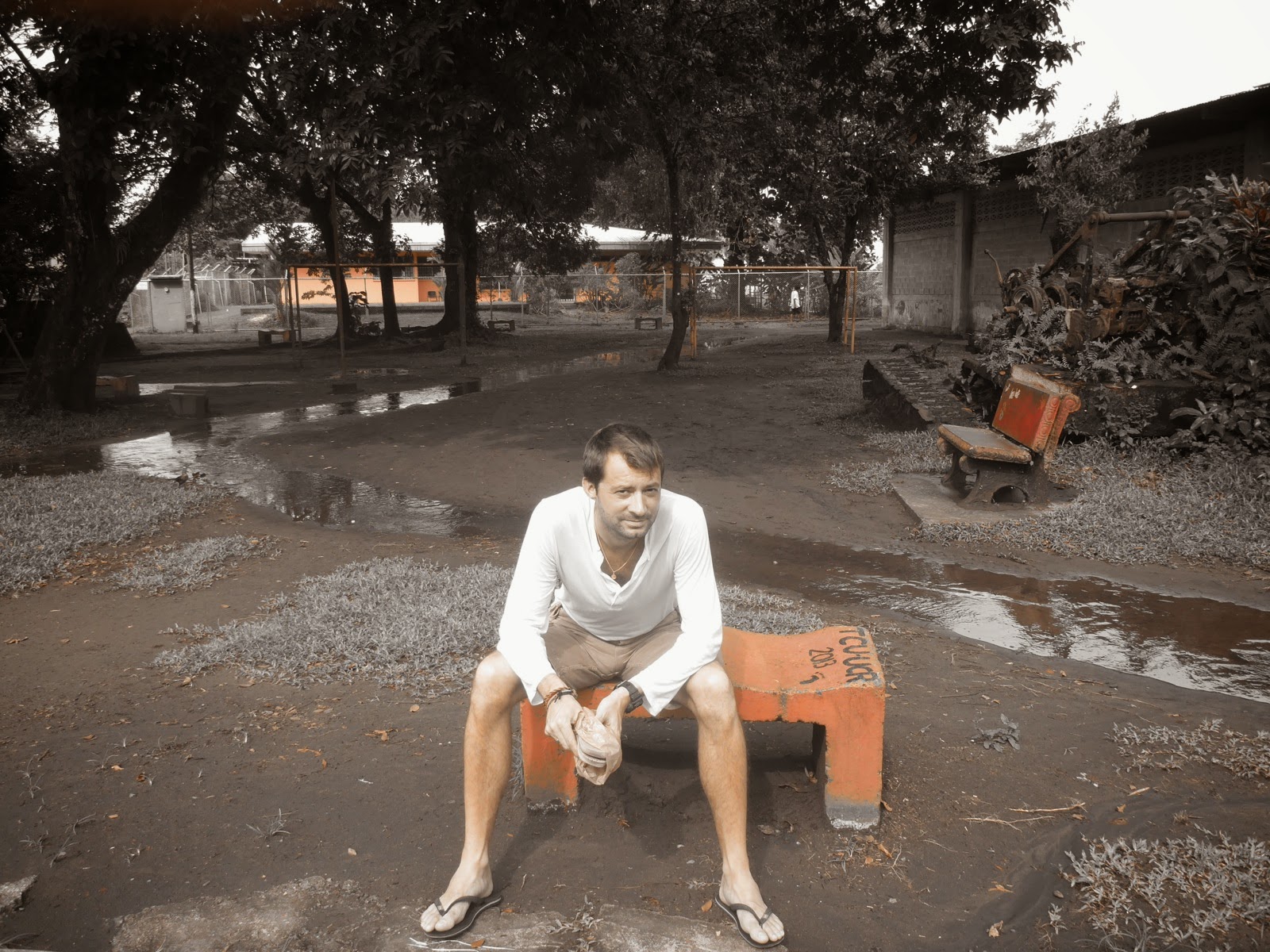 Pause sur une chaise en plastique, sous un ciel de pluie